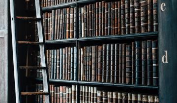 Image of bookshelf by Free-Photos via Pixabay.